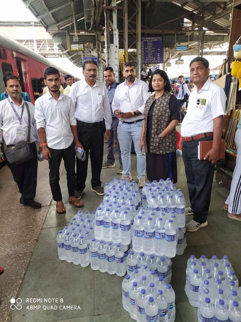 भोपाल मंडल की छापेमारी में कुशीनगर एक्सप्रेस से अनधिकृत पानी जब्त, कैटरिंग नियमों का उल्लंघन 6 भोपाल मंडल की छापेमारी में कुशीनगर एक्सप्रेस से अनधिकृत पानी