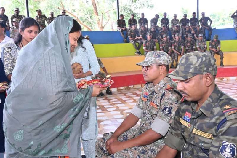 मंत्री राजवाड़े ने कारली पहुंचकर सुरक्षा बल के जवानों को