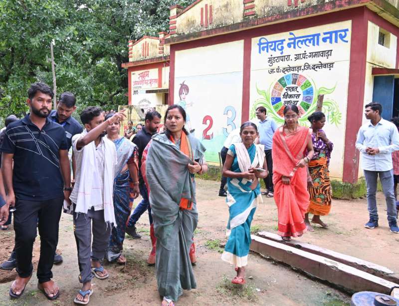 मंत्री राजवाड़े ने दंतेवाड़ा जिले में आंगनबाड़ी सखी सेंटर बाल