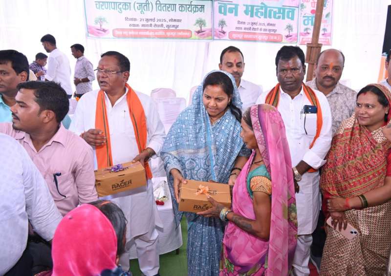 मंत्री लक्ष्मी राजवाड़े ने चरण पादुका का किया वितरण