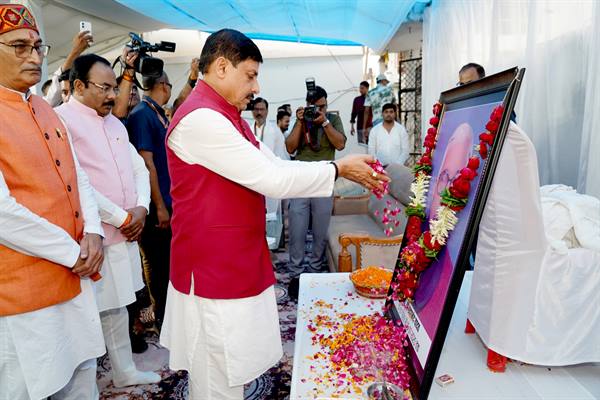 मुख्यमंत्री डॉ यादव ने स्व ब्रम्हानंद यादव को पुष्पांजलि अर्पित