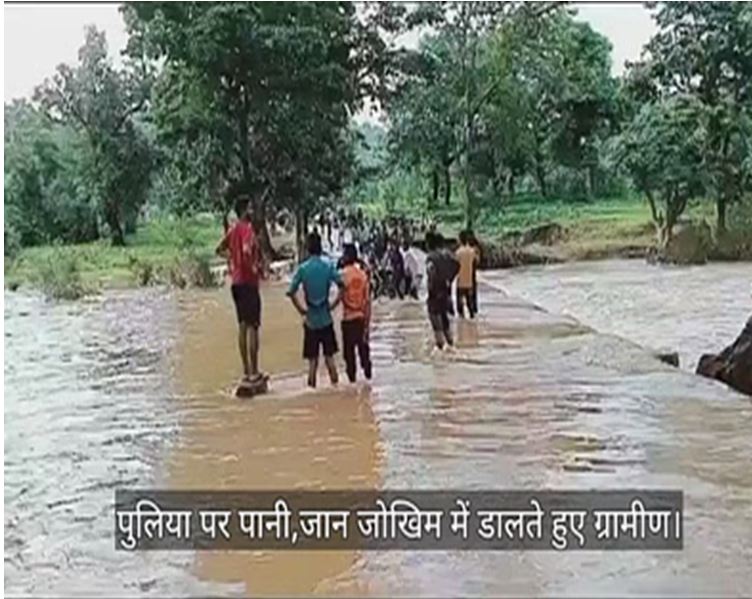 वर्षों पुराना तालाब टूटा डोंगरी गांव के ग्रामीणों के खेत