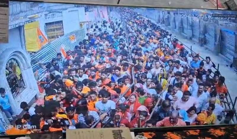 श्रावण में उमड़ी भीड़ गोला गोकर्णनाथ मंदिर में मची अफरा तफरी