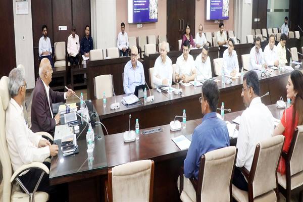 सड़क सुरक्षा को सर्वोच्च प्राथमिकता देने लोगों की जान बचाने