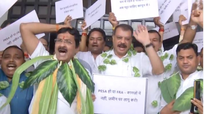 सरकार आदिवासियों को लगातार कर रही है परेशान