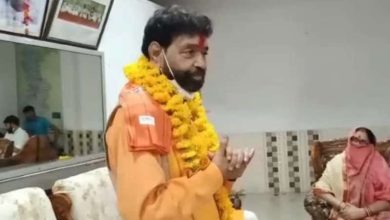 हम बुजुर्ग हैं तो क्या पार्टी उठाकर कचरे में फेंक