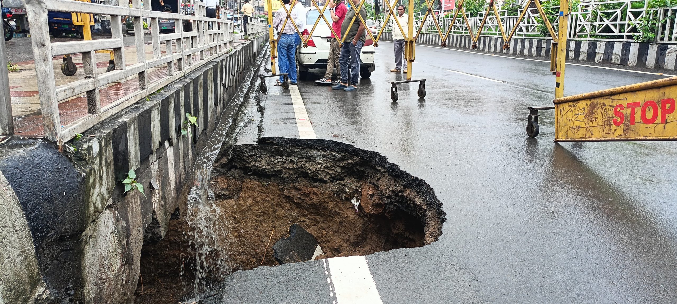Bhopal में धंसी सड़क, एमपी नगर चौराहे के पास सड़क पर हुआ 10 फीट का गड्ढा 6 IMG 20250717 WA0024 scaled