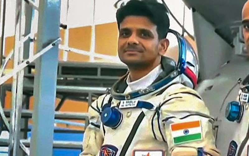 ISS में छुट्टी के दिन शुभांशु शुक्ला ने परिवार से