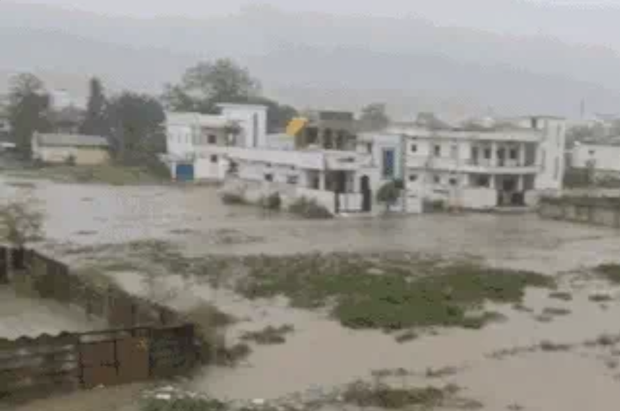 <br>MP बारिश का प्रकोप: जबलपुर समेत 6 जिलों में दो दिन स्कूलों की छुट्टी, बालाघाट के कई गांवों का मुख्यालय से सड़क संपर्क टूटा 6 Screenshot 20250707 113818.Chrome28129