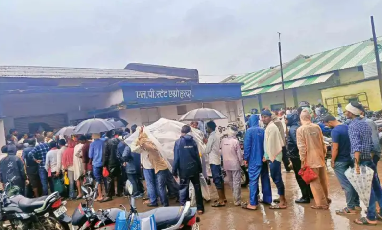 MP : यूरिया के लिए बारिश में 5 घंटे भीगते रहे किसान... भारी कमी 1 Screenshot 20250709 130434.DainikBhaskar28129