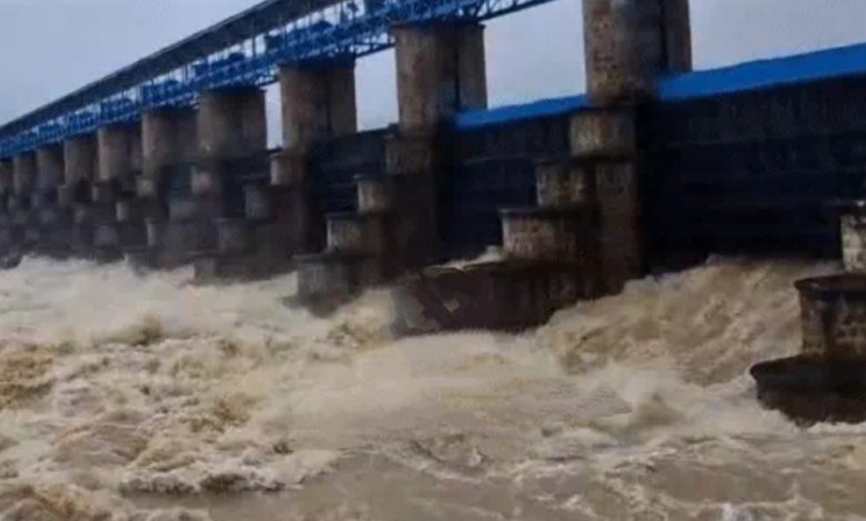 Monsoon MP : भारी बारिश, छतरपुर में रनगुवां डैम के 15 गेट खोले, नदी में पिकअप बही, एक की मौत, चित्रकूट में चली नाव 1 Screenshot 20250713 144818.DainikBhaskar28129
