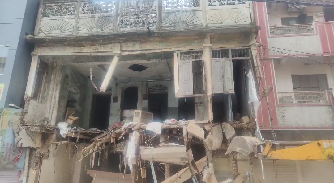 Bhopal: ऐतिहासिक रतन कुटी ध्वस्त... विलीनीकरण आंदोलन की साक्षी इमारत इतिहास बनी 7 Screenshot 20250713 193752.WhatsApp28129