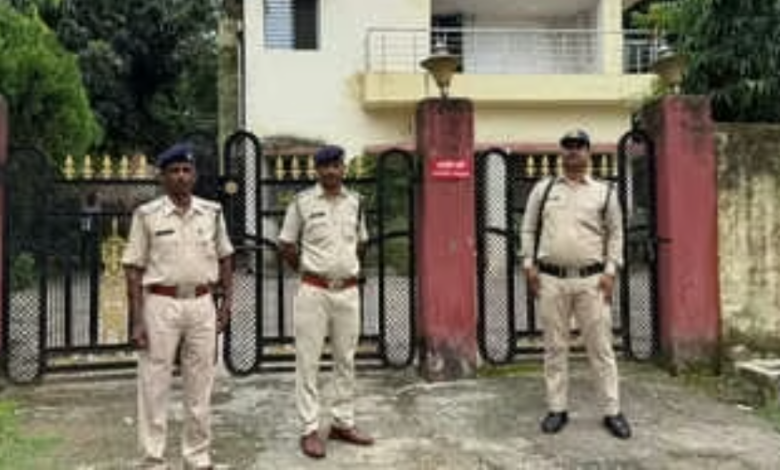 Raid : आदिवासियों का कल्याण करते-करते बन गए 'कुबेर', डिप्टी कमिश्नर सरवटे के ठिकानों पर ईओडब्ल्यू का छापा, 5.90 करोड़ की बेहिसाब संपत्ति उजागर 1 Screenshot 20250723 121419.Chrome28129