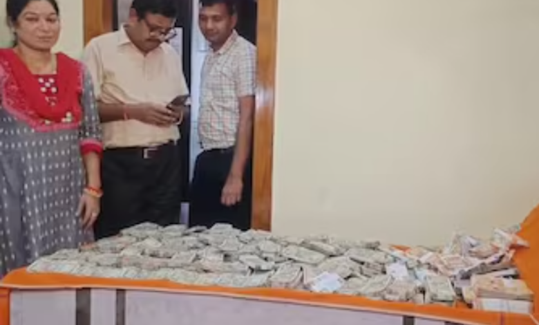 Raid: सरकारी अधिकारी के घर छापा, 1.5 करोड़ कैश, 4 गोल्ड बिस्कुट, 16 गोल्ड कॉइन, आधा किलो सोना और 2 किलो चांदी जब्त 1 Screenshot 20250726 130236.Chrome28129
