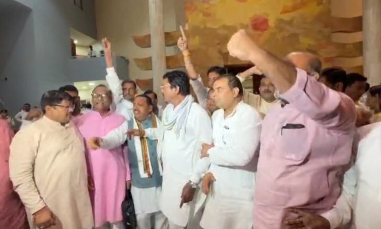 MP vidhansabha : मानसून सत्र का दूसरा दिन भी हंगामेदार, विपक्ष ने किया वॉक आउट 1 Screenshot 20250729 173739.WhatsApp