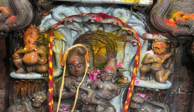 आधी रात को खुले नागचंद्रेश्वर मंदिर के द्वार, उमड़ा भक्तों का सैलाब 1 आधी रात को खुले नागचंद्रेश्वर मंदिर के द्वार उमड़ा भक्तों