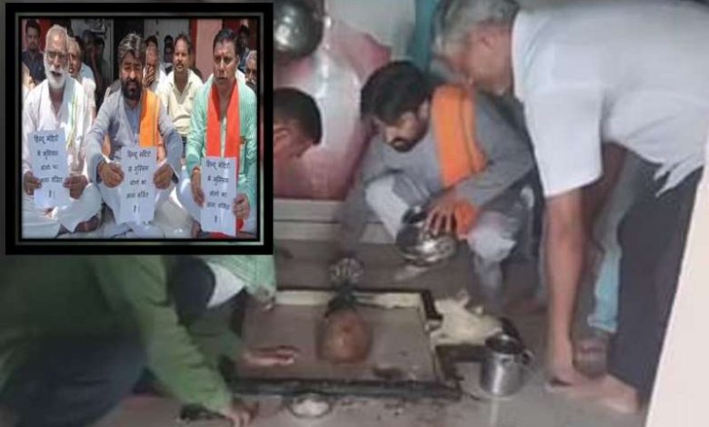 'कासिम' के पुजारी बनकर बैठने पर बवाल, हिंदू संगठनों ने मंदिर में किया हनुमान चालीसा का पाठ 1 कासिम के पुजारी बनकर बैठने पर बवाल हिंदू संगठनों ने