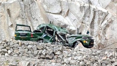 गाड़ी पर गिरी चट्टान लेफ्टिनेंट कर्नल और एक जवान ने