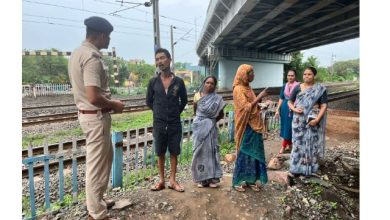 चलती ट्रेन में चढ़ना या कूदना पड़ सकता है भारी