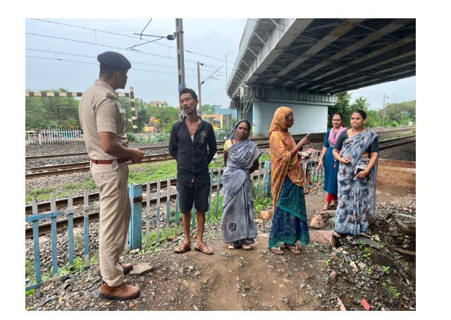 चलती ट्रेन में चढ़ना या कूदना पड़ सकता है भारी