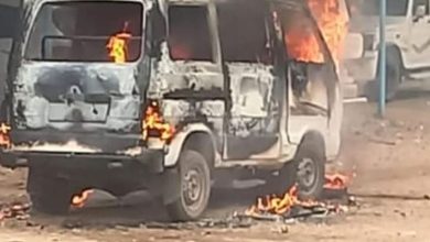 टक्कर में गई दो जिंदगियां उग्र भीड़ ने जलाई वैन