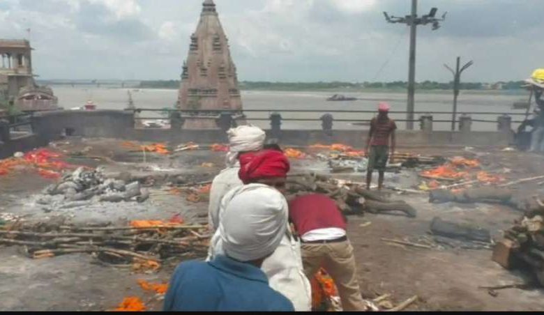 तेज बारिश के चलते मणिकर्णिका घाट डूबा छत पर हो