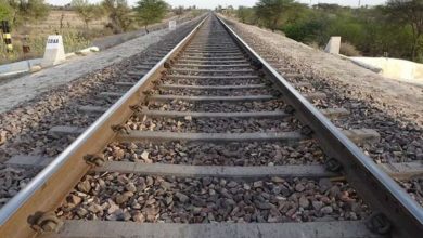 दोस्ती में दरार या जानलेवा साजिश रेलवे ट्रैक पर युवक