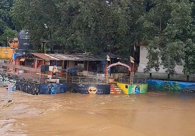 नर्मदा किनारे बसे गांवों में बाढ़ का खतरा जलस्तर में