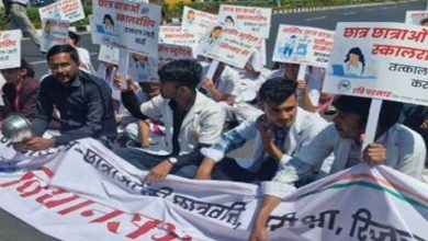 नर्सिंग छात्राओं के समर्थन में सड़क पर उतरे कार्यकर्ता बारिश
