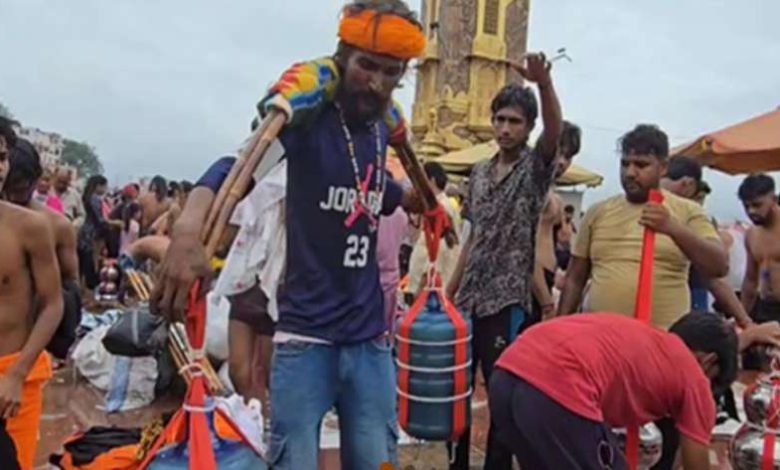 पहले दिन विश्वनाथ धाम में उमड़ा भक्तों का सैलाब पुष्पवर्षा