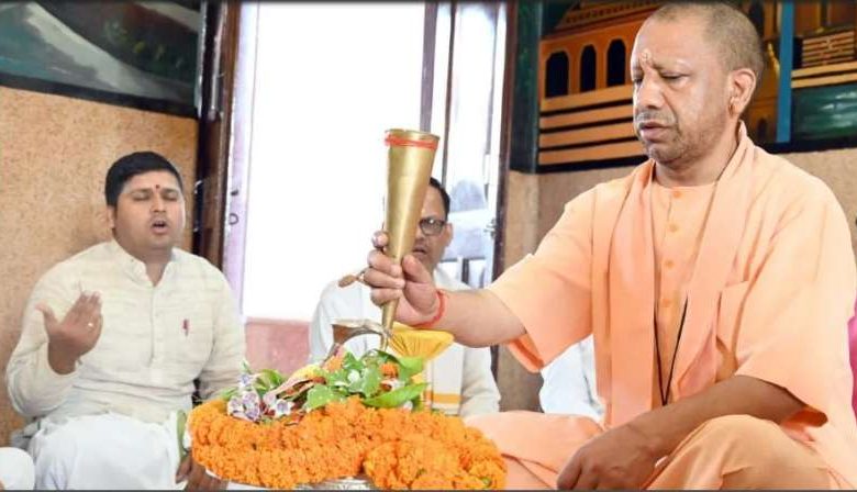 पहले सोमवार को सीएम योगी का शिवभक्ति में लीन रूप