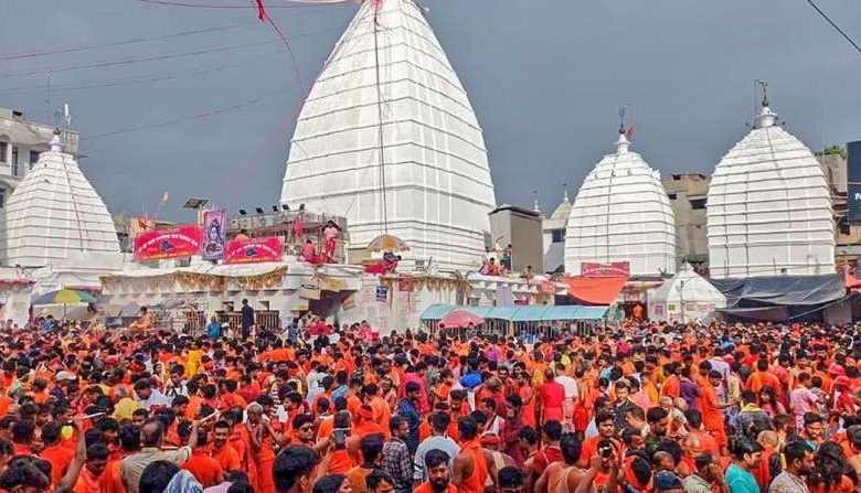 भक्तों से भरे मंदिर में मचा हड़कंप, हादसे में 2 की मौत, 38 घायल 1 भक्तों से भरे मंदिर में मचा हड़कंप हादसे में 2