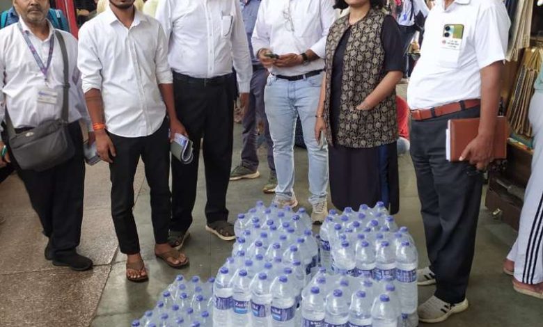 भोपाल मंडल की छापेमारी में कुशीनगर एक्सप्रेस से अनधिकृत पानी जब्त, कैटरिंग नियमों का उल्लंघन 1 भोपाल मंडल की छापेमारी में कुशीनगर एक्सप्रेस से अनधिकृत पानी