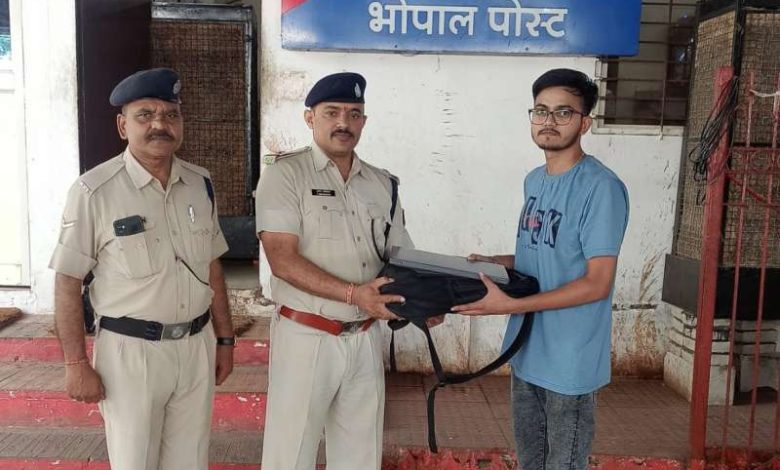 भोपाल रेलवे स्टेशन पर ईमानदारी की मिसाल आरपीएफ ने सुरक्षित