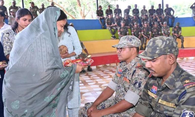 मंत्री राजवाड़े ने कारली पहुंचकर सुरक्षा बल के जवानों को
