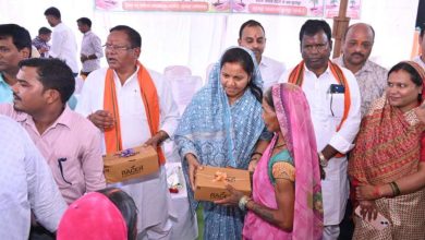 मंत्री लक्ष्मी राजवाड़े ने चरण पादुका का किया वितरण