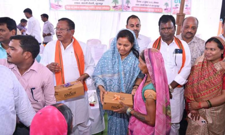 मंत्री लक्ष्मी राजवाड़े ने चरण पादुका का किया वितरण