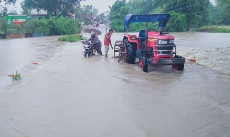मध्य प्रदेश में मूसलाधार बारिश का कहर, कई जिलों में बाढ़ के हालात, अलर्ट पर अगले 5 दिन 1 मध्य प्रदेश में मूसलाधार बारिश का कहर कई जिलों में