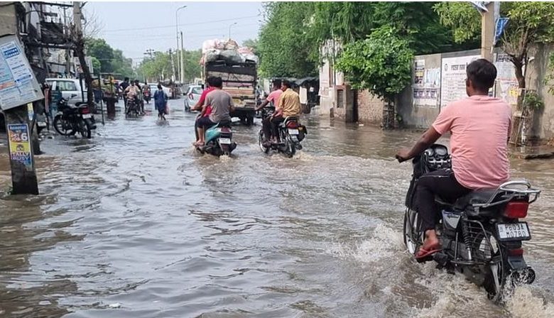 मध्यप्रदेश में बारिश की मार, सड़कों पर भरा पानी, 30 जिलों में खतरे की घंटी 1 मध्यप्रदेश में बारिश की मार सड़कों पर भरा पानी 30