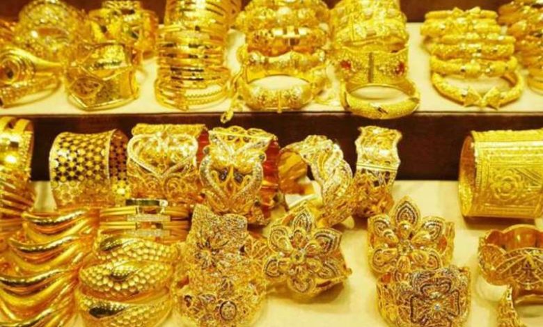 सोने-चांदी ने मचाया धूम, जुलाई में किया निवेशकों को मालामाल 1 मांग घटी तो सोना हुआ सस्ता चांदी पर दिखा संतुलन