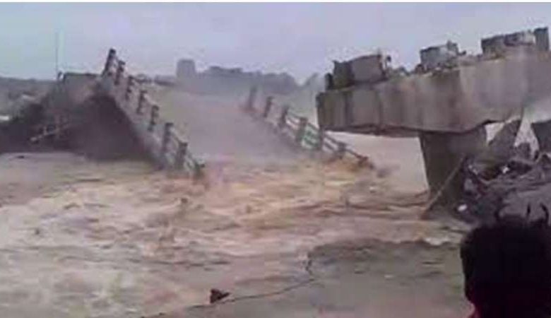 मूसलधार बारिश ने उड़ाया पुल का हिस्सा झलोन सर्रा मार्ग पर