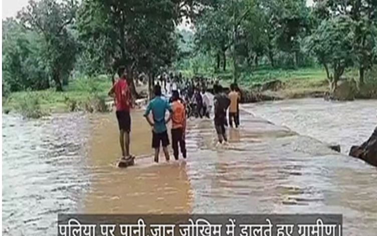 वर्षों पुराना तालाब टूटा डोंगरी गांव के ग्रामीणों के खेत