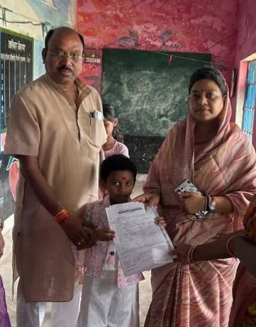 शहडोल सांसद ने अपनी बेटी का एडमिशन शासकीय विद्यालय में