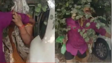 श्मशान के पास कार में महिला संग आपत्तिजनक स्थिति में