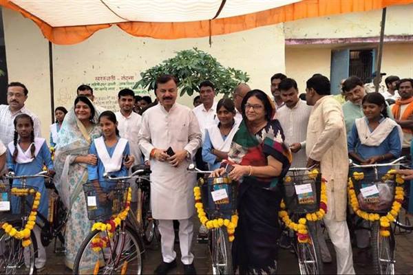 सरकारी स्कूलों में बच्चों को गुणवत्तापूर्ण शिक्षा देने के लिये