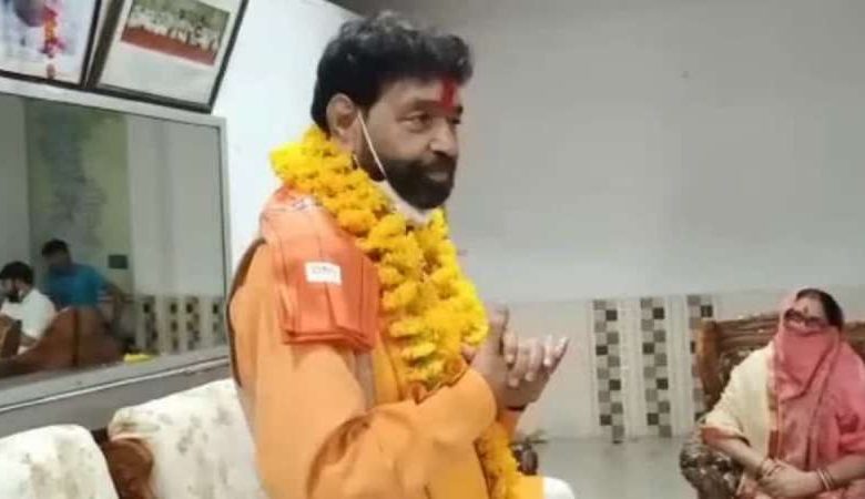 हम बुजुर्ग हैं तो क्या पार्टी उठाकर कचरे में फेंक