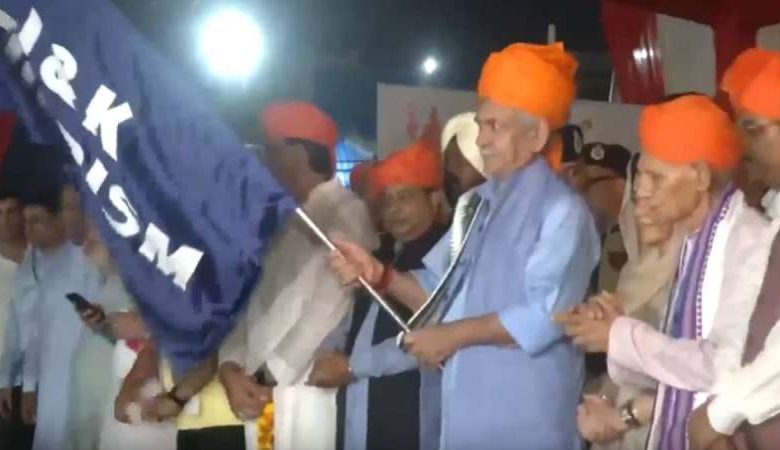 हर‑हर महादेव की गूंज के बीच रवाना हुआ पहला जत्था