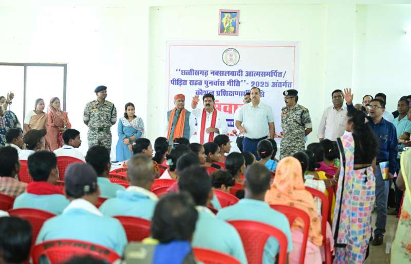 आत्मसमर्पित नक्सलियों के बीच पहुँचे उपमुख्यमंत्री विजय शर्मा – राखी