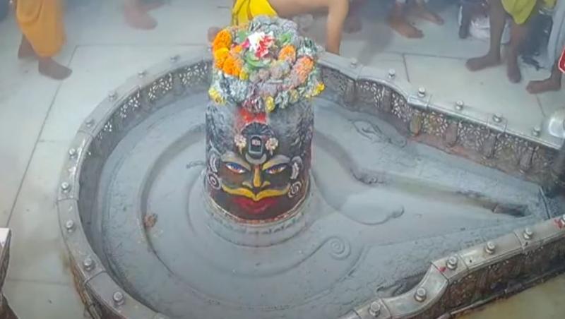 उज्जैन महाकालेश्वर में भस्म आरती का अलौकिक नजारा श्रद्धालु हुए