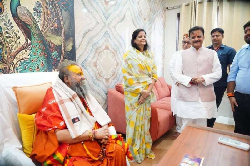उप मुख्यमंत्री शुक्ल ने गोवर्धन में मलूकपीठाधीश्वर राजेन्द्रदास जी महाराज